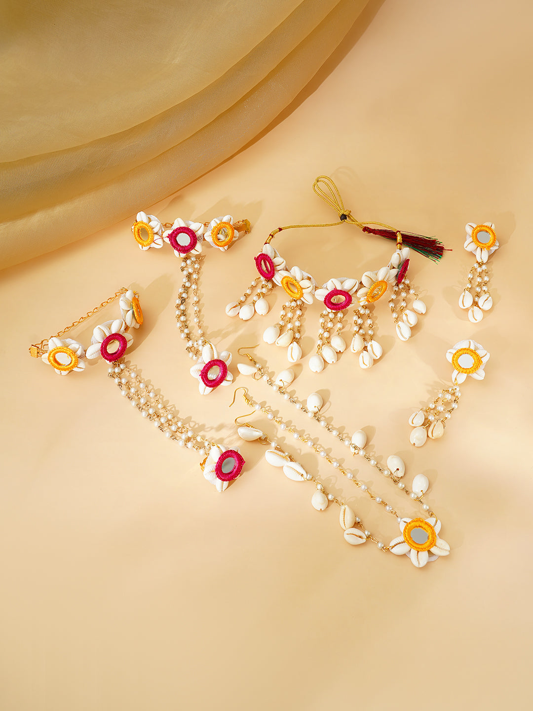 【Rubans】 Gold Plated Pearl Beaded Shell Drop Pink & Yellow Floral Necklace Set With Maang Tikka & Hathphool｜ゴールドメッキ パールビーズ シェルドロップ ピンク＆イエロー フローラル ネックレスセット（マーンティッカ・ハスプール付き）