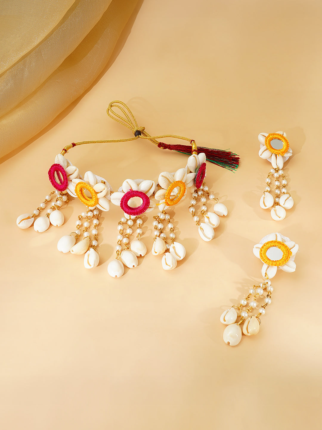 【Rubans】 Gold Plated Pearl Beaded Shell Drop Pink & Yellow Floral Necklace Set With Maang Tikka & Hathphool｜ゴールドメッキ パールビーズ シェルドロップ ピンク＆イエロー フローラル ネックレスセット（マーンティッカ・ハスプール付き）