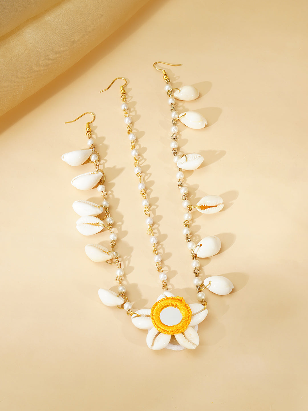 【Rubans】 Gold Plated Pearl Beaded Shell Drop Pink & Yellow Floral Necklace Set With Maang Tikka & Hathphool｜ゴールドメッキ パールビーズ シェルドロップ ピンク＆イエロー フローラル ネックレスセット（マーンティッカ・ハスプール付き）