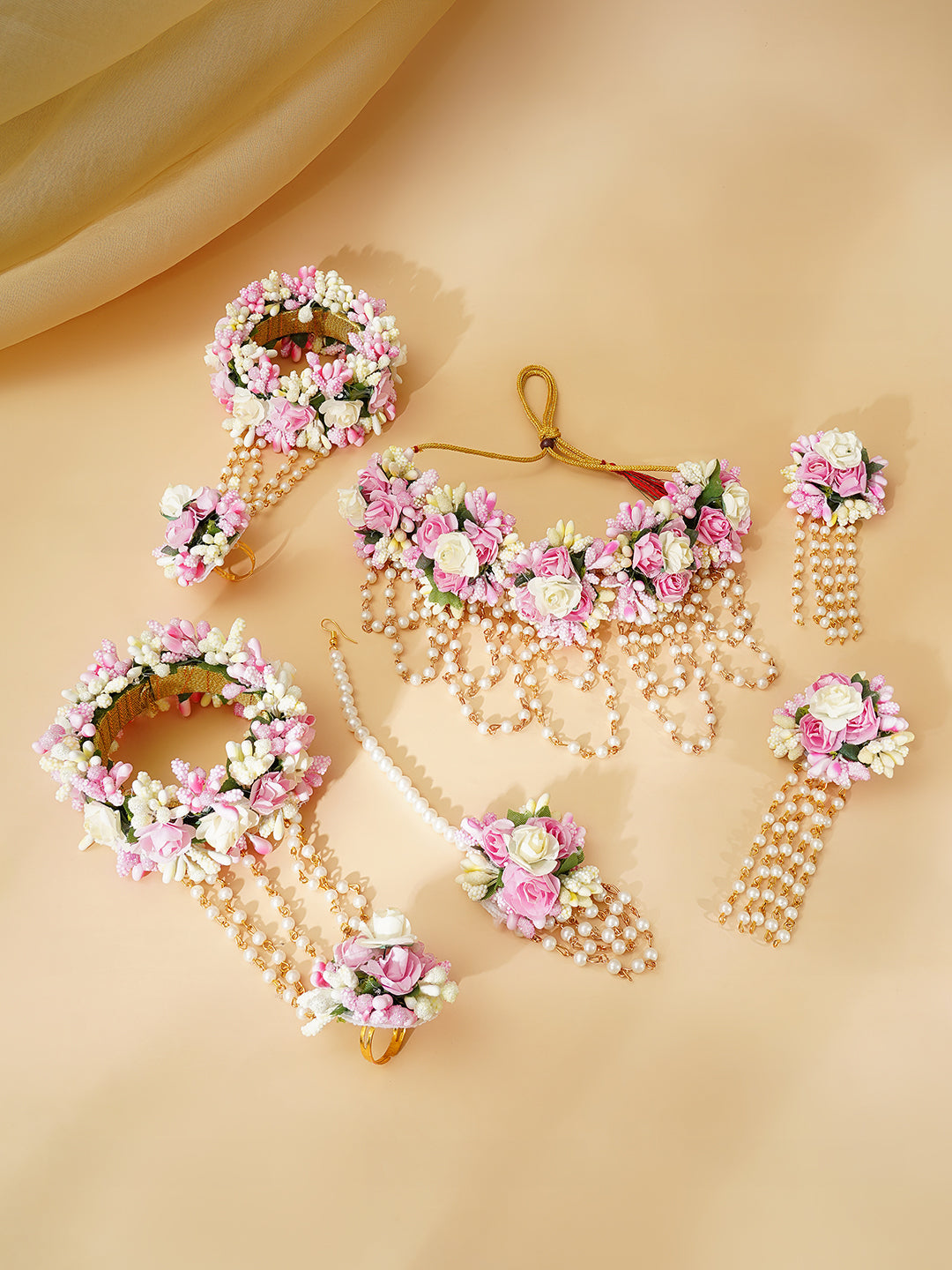 【Rubans】 Gold Plated Pearl Beaded Pink & White Floral Choker Necklace Set With Maang Tikka & Hathphool｜ゴールドメッキ パールビーズ ピンク＆ホワイト フローラル チョーカーセット（マーンティッカ・ハスプール付き）