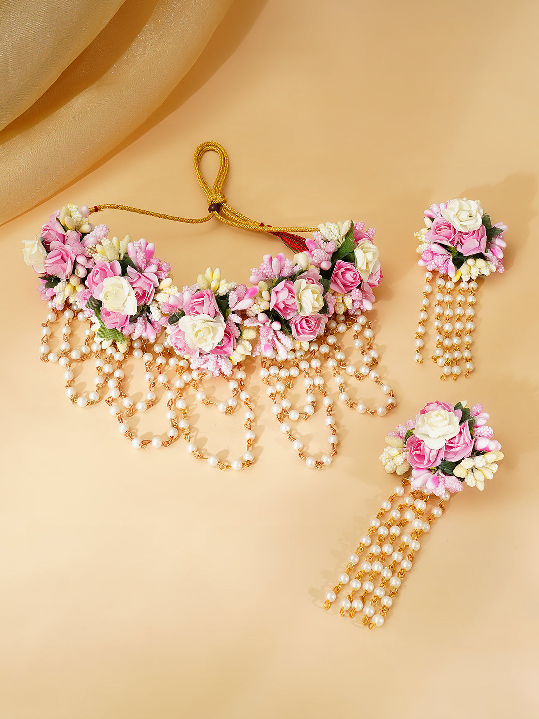 【Rubans】 Gold Plated Pearl Beaded Pink & White Floral Choker Necklace Set With Maang Tikka & Hathphool｜ゴールドメッキ パールビーズ ピンク＆ホワイト フローラル チョーカーセット（マーンティッカ・ハスプール付き）