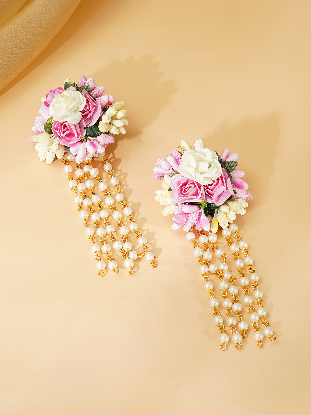 【Rubans】 Gold Plated Pearl Beaded Pink & White Floral Choker Necklace Set With Maang Tikka & Hathphool｜ゴールドメッキ パールビーズ ピンク＆ホワイト フローラル チョーカーセット（マーンティッカ・ハスプール付き）