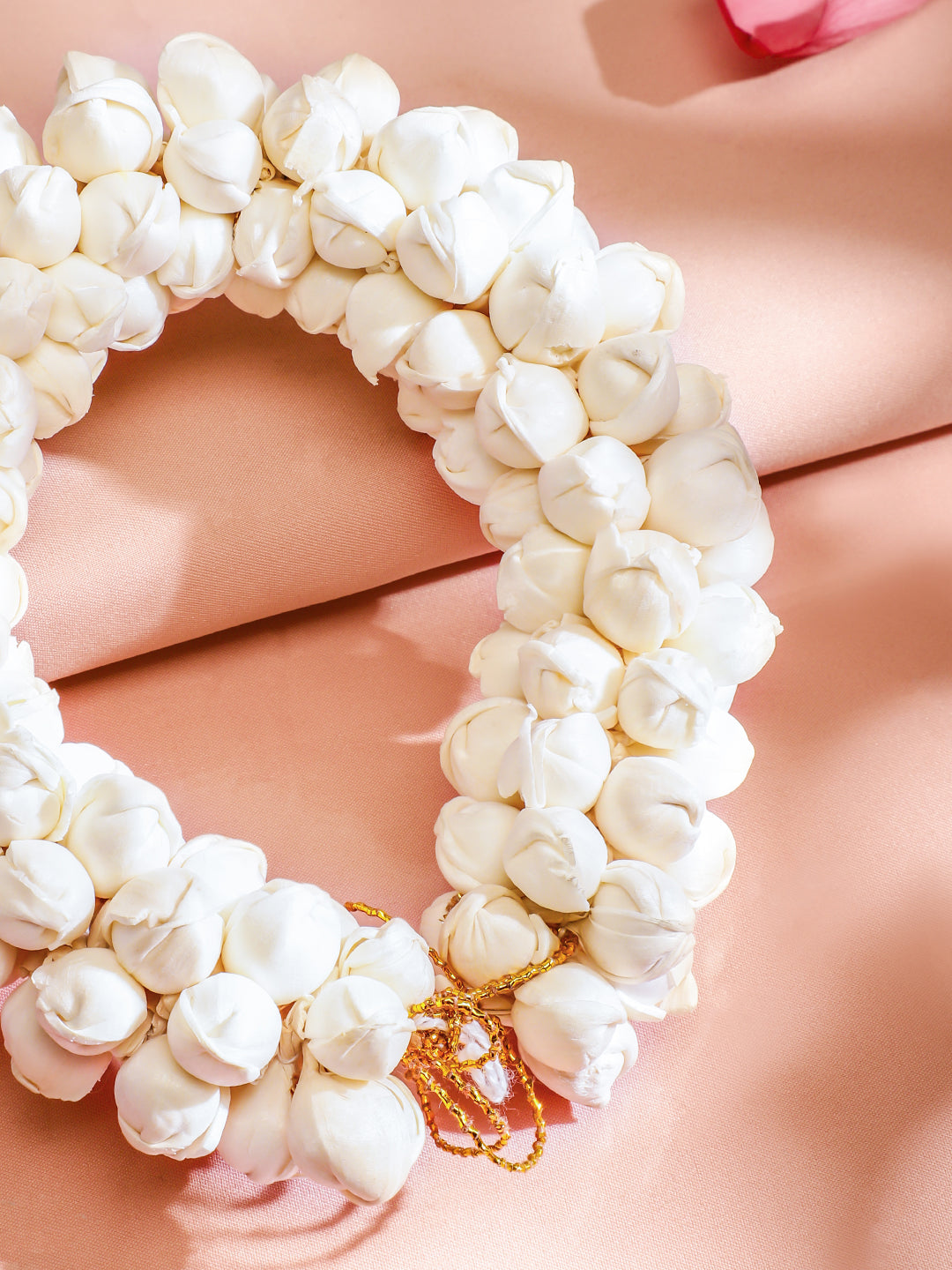 【Rubans】 Handcrafted White Faux Flower Hair Bun Accessory with Golden Thread Detailing｜ホワイト フェイクフラワー ヘアバン アクセサリー ゴールドスレッド
