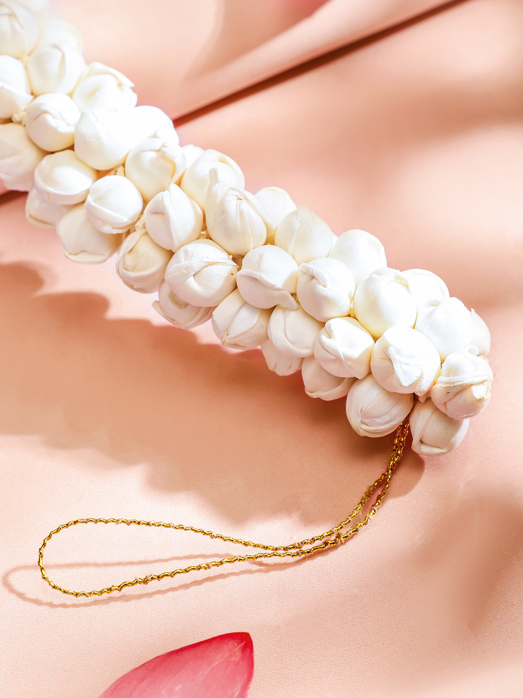【Rubans】 Handcrafted White Faux Flower Hair Bun Accessory with Golden Thread Detailing｜ホワイト フェイクフラワー ヘアバン アクセサリー ゴールドスレッド