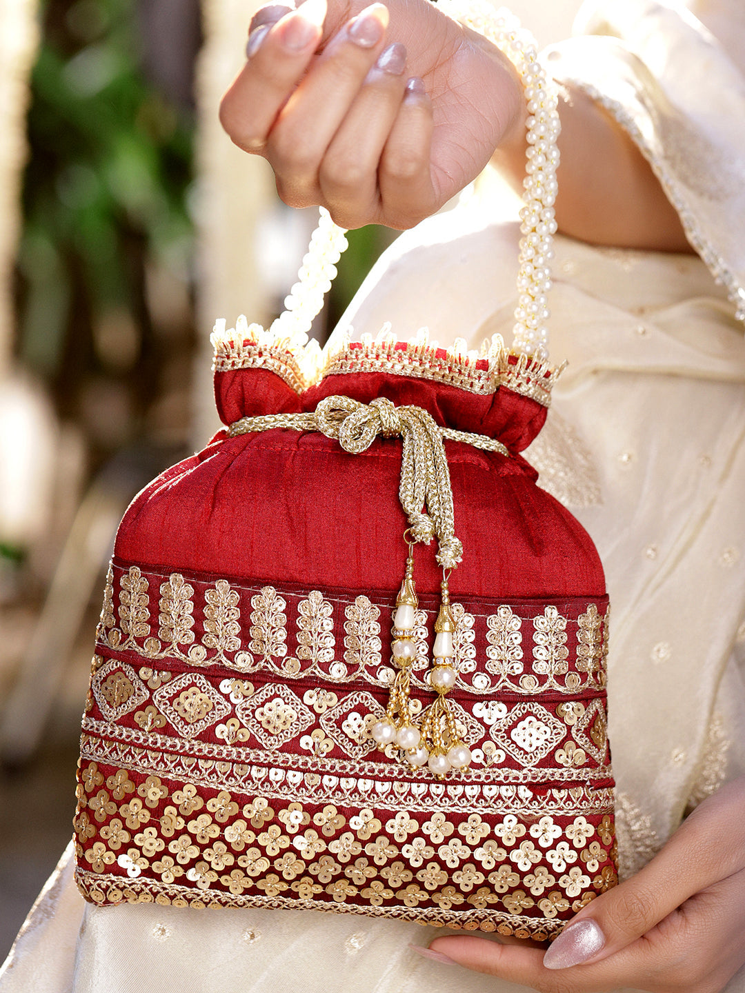 Gold Floral Embroidered Red Potli With Pearl Handle フリーサイズ