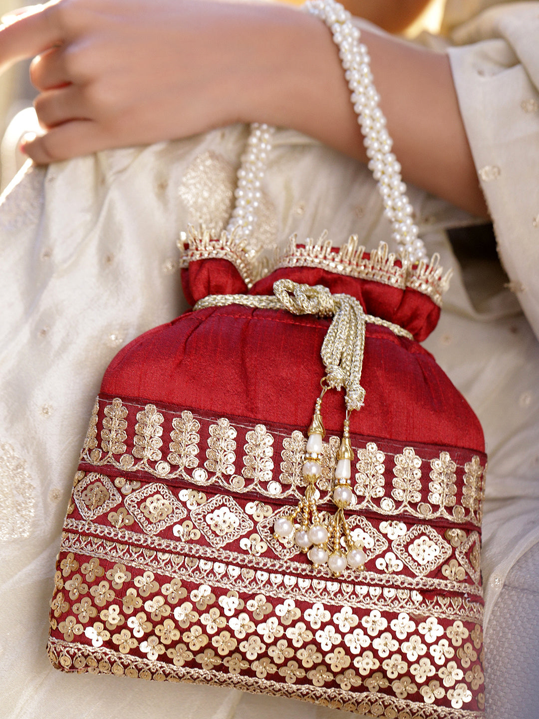 Gold Floral Embroidered Red Potli With Pearl Handle フリーサイズ