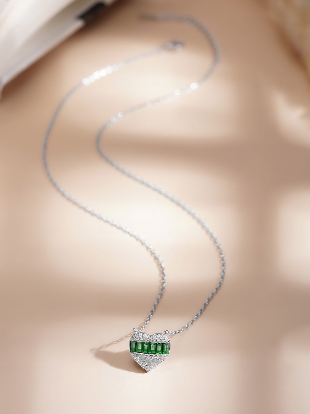 925 Fine Silver Emerald Heart Pendant Necklace Length-20 cm : Width-1 cm