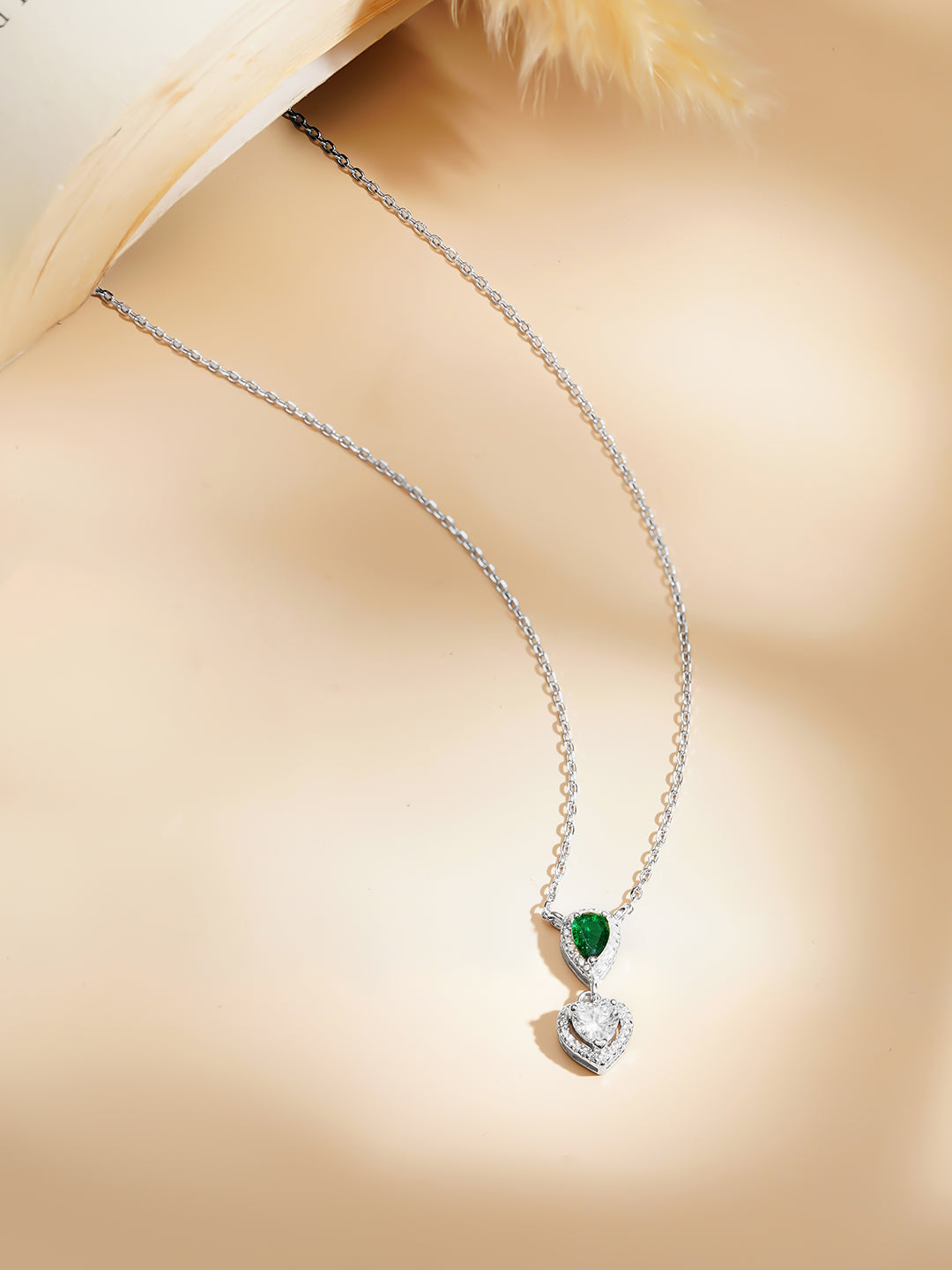 925 Fine Silver Rhodium Plated Heart Necklace With Emerald Center Piece フリーサイズ