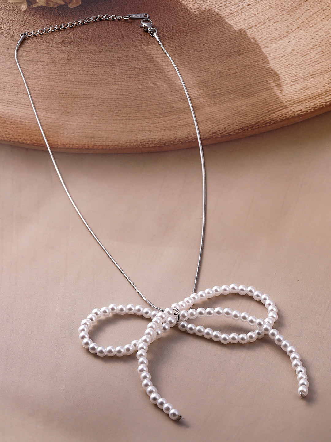 White Pearl Bow Necklace with Silver-Plated Clasp Pink
