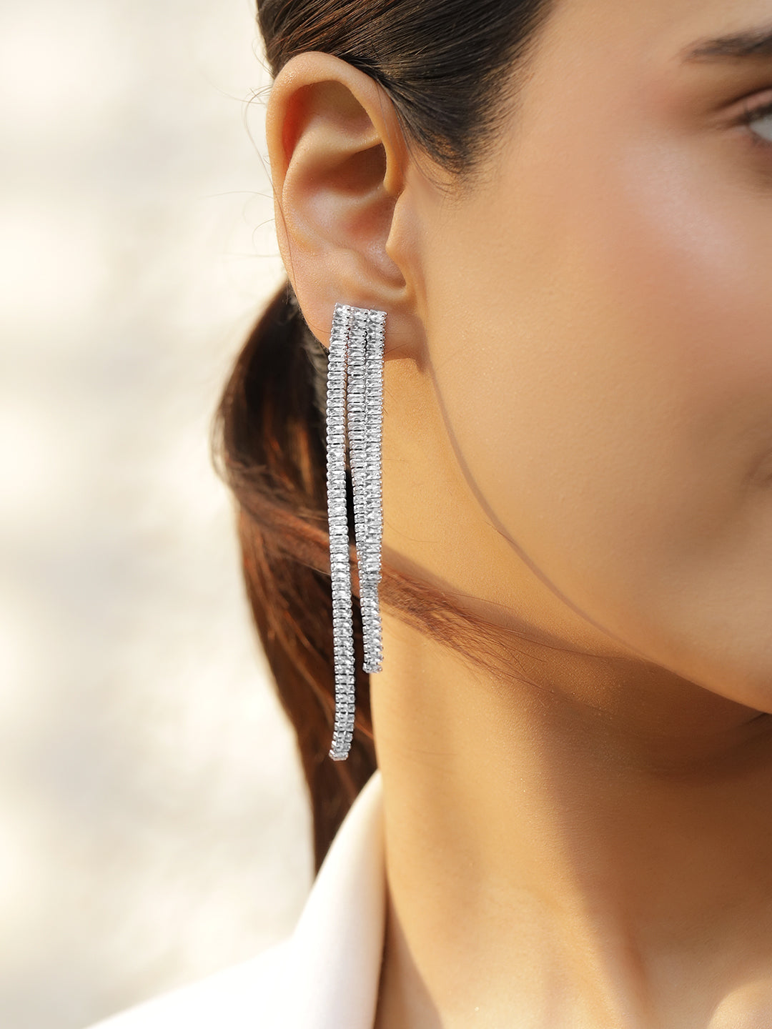 White Crystal Cut Dangler Earrings フリーサイズ