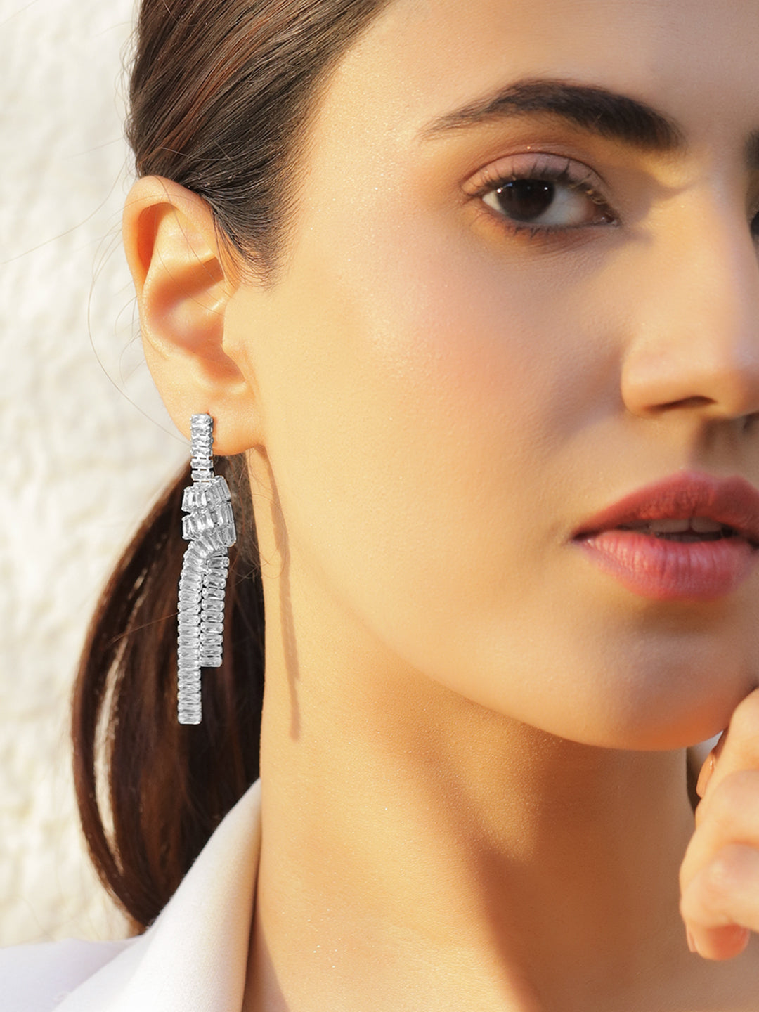 Crystal Studded Twisted White Dangler Earrings フリーサイズ