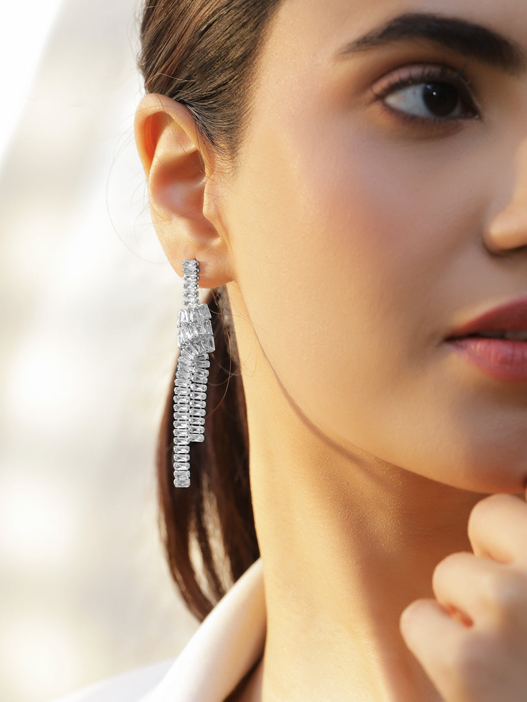 Crystal Studded Twisted White Dangler Earrings フリーサイズ
