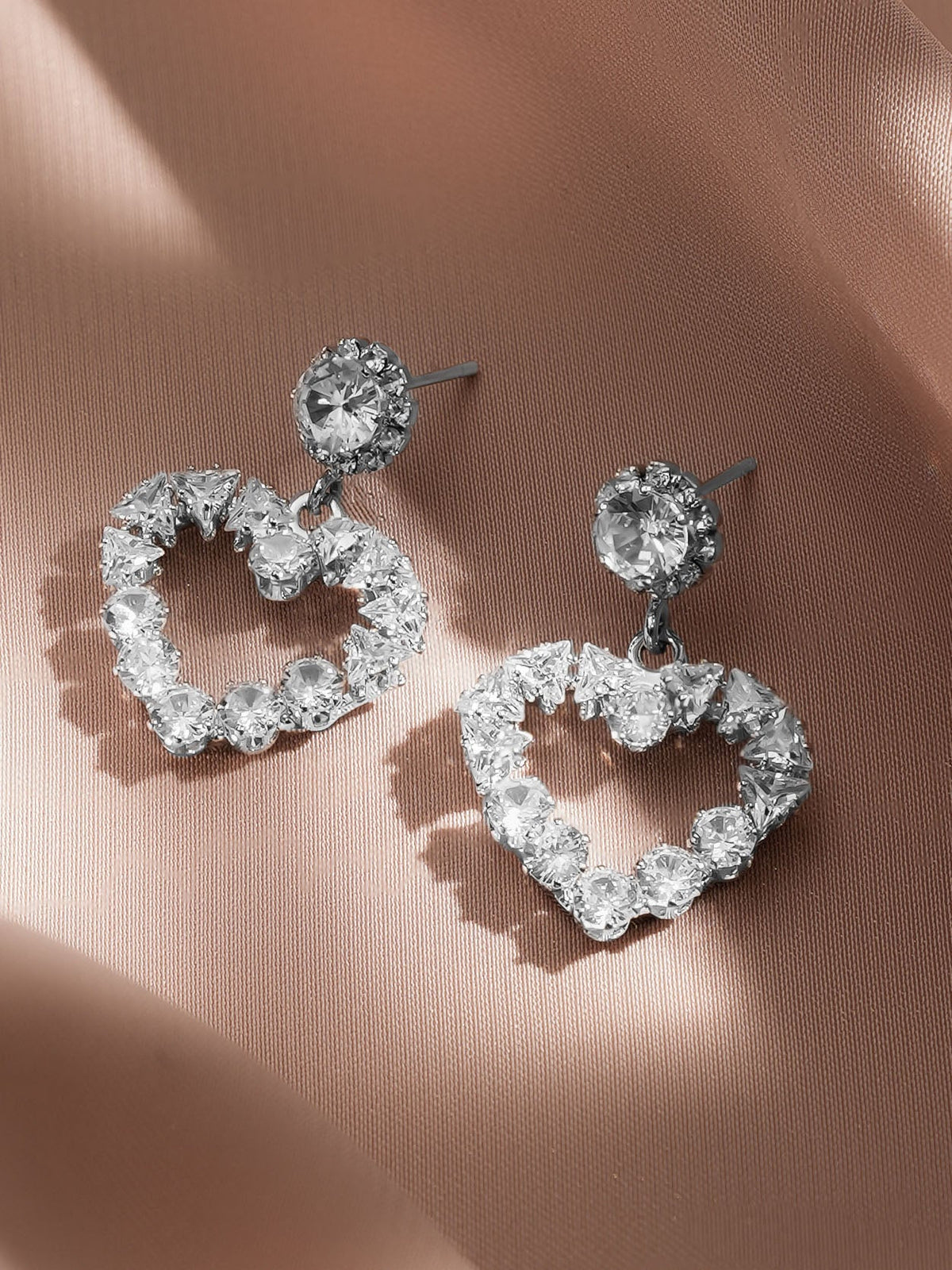 Rubans Voguish Rhodium Plated Crystal AD Embellished Heart-Shaped Drop Earrings フリーサイズ