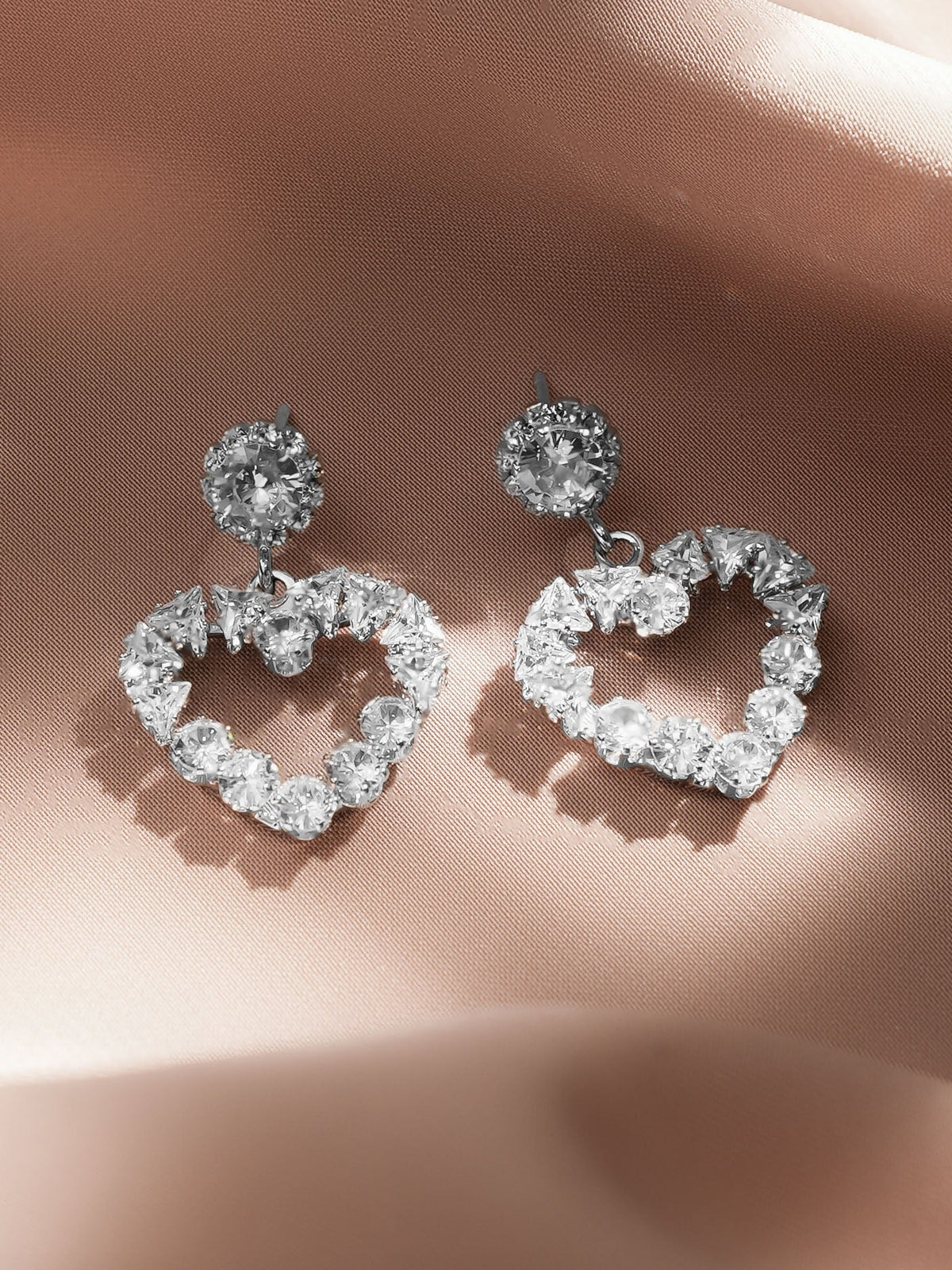Rubans Voguish Rhodium Plated Crystal AD Embellished Heart-Shaped Drop Earrings フリーサイズ