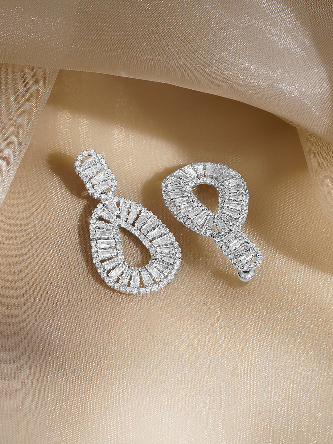 Rubans Voguish Rhodium Plated Clear Baguette Crystal Open-Loop Drop Earrings フリーサイズ