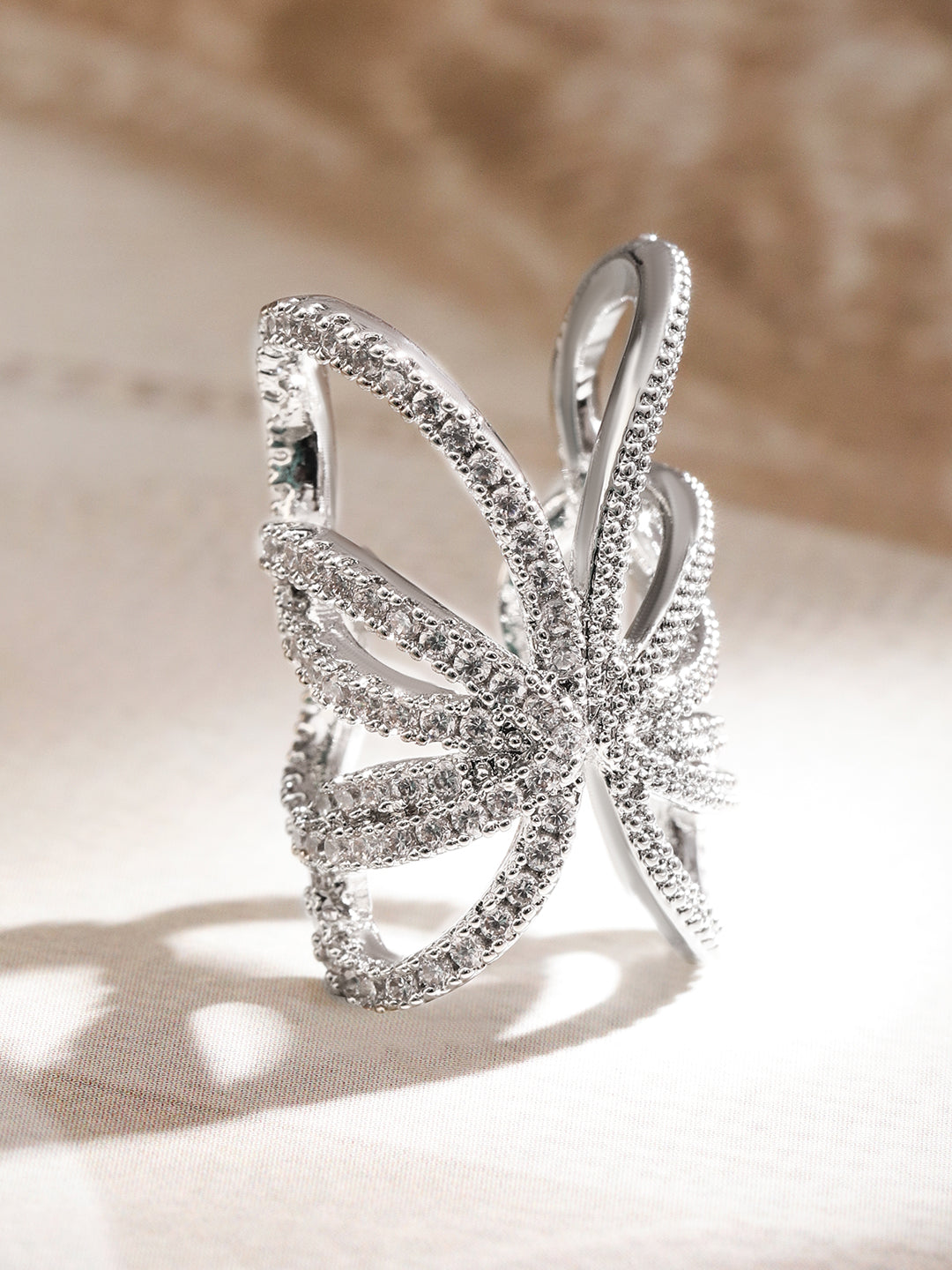 【Rubans】 Butterfly Motif Silver Toned Ear Cuff (1 piece)｜バタフライモチーフ シルバートーン オープナブル イヤーカフ（片耳用）