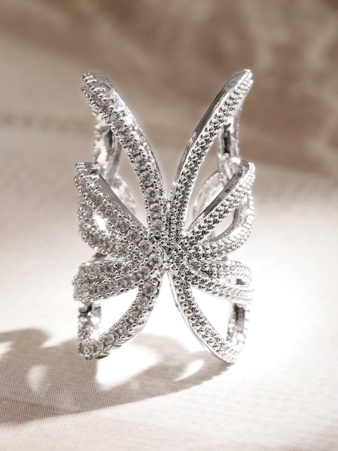 【Rubans】 Butterfly Motif Silver Toned Ear Cuff (1 piece)｜バタフライモチーフ シルバートーン オープナブル イヤーカフ（片耳用）