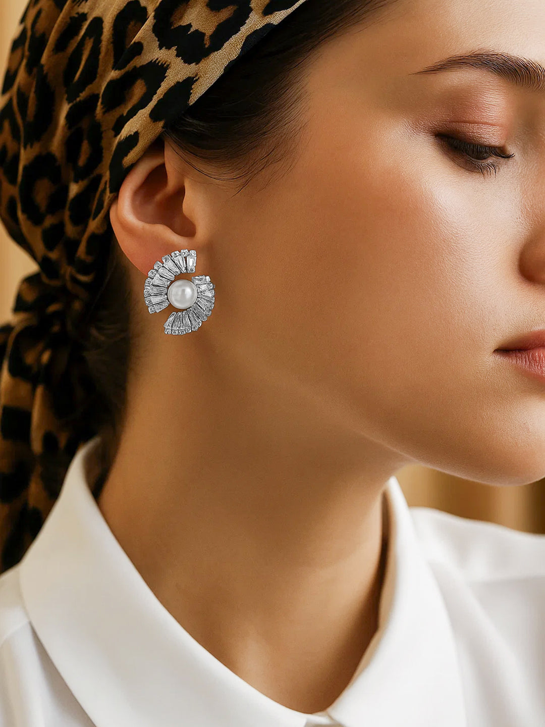 Crystal Embellished Pearl Stud Earrings フリーサイズ