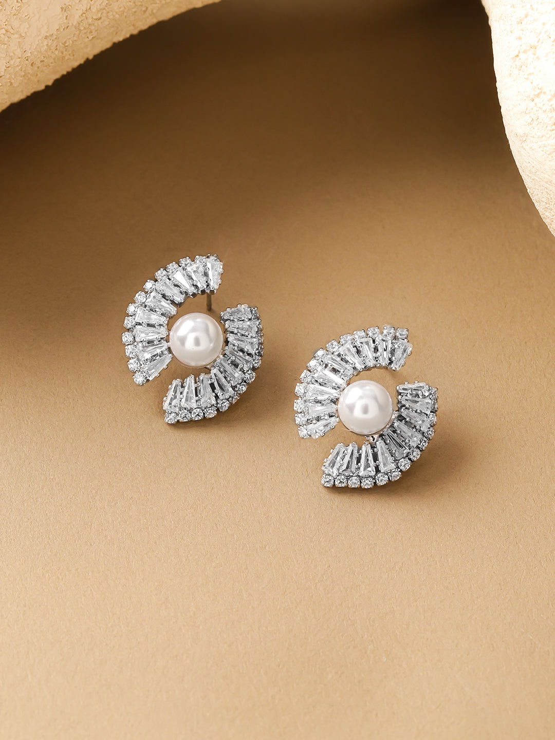 Crystal Embellished Pearl Stud Earrings フリーサイズ