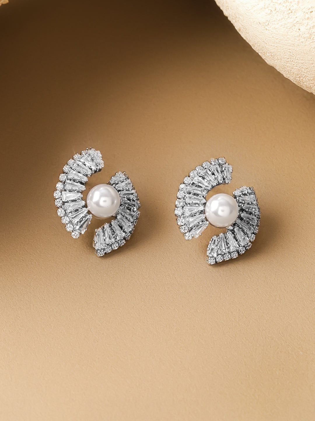 Crystal Embellished Pearl Stud Earrings フリーサイズ