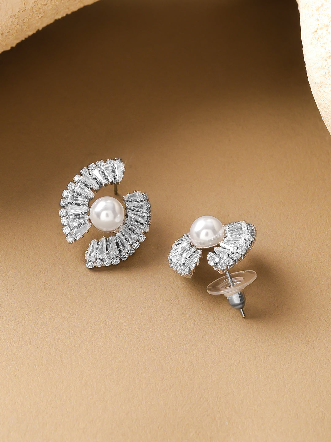 Crystal Embellished Pearl Stud Earrings フリーサイズ