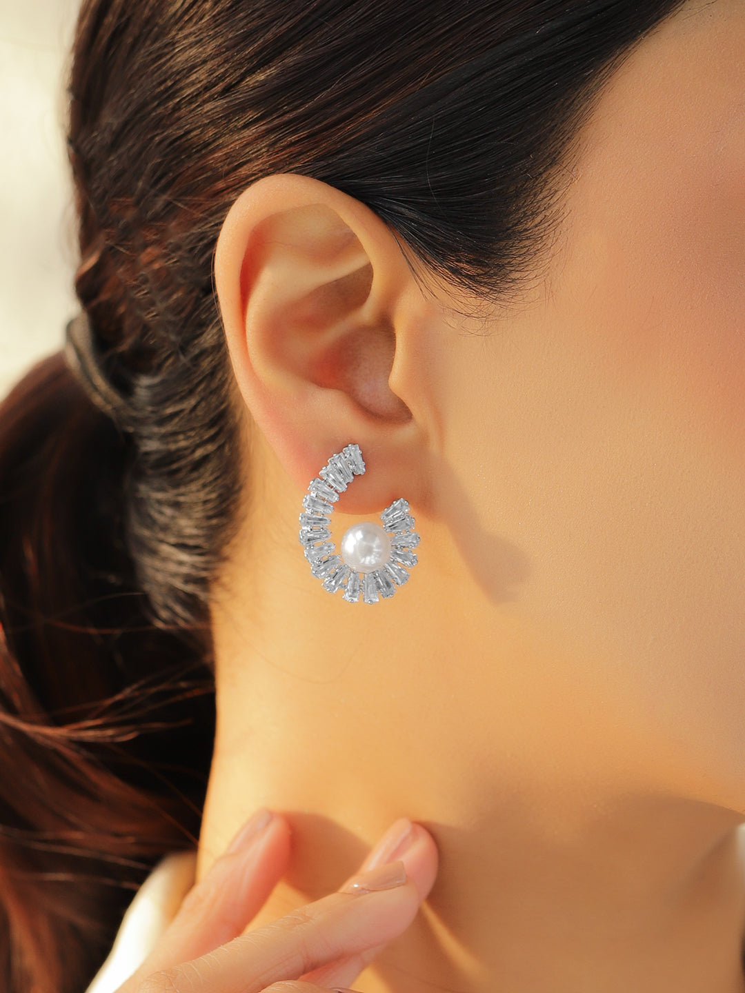 C-shaped Crystal Pearl Stud Earrings フリーサイズ
