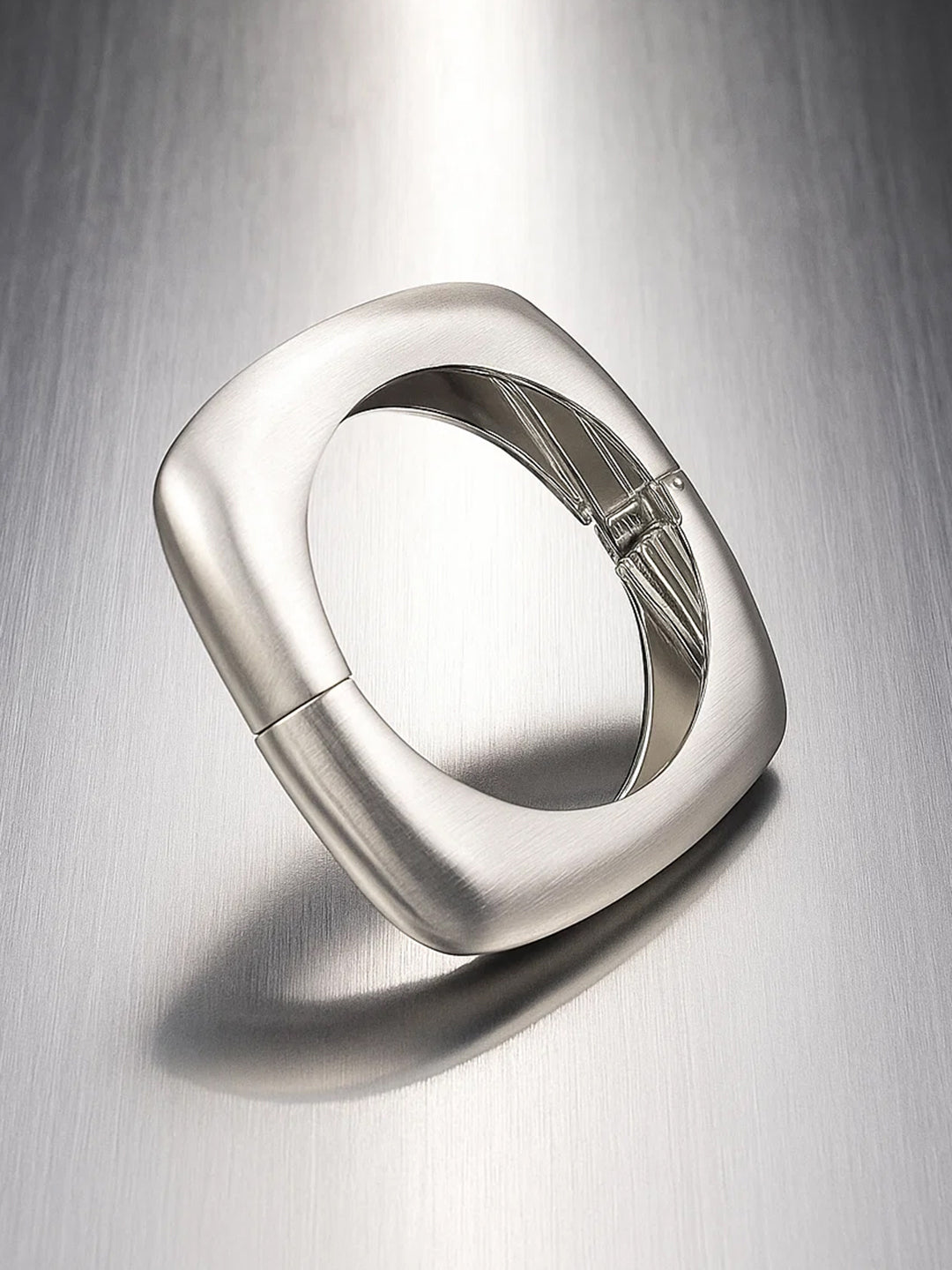 White Geometric Modern Bold Bracelet フリーサイズ