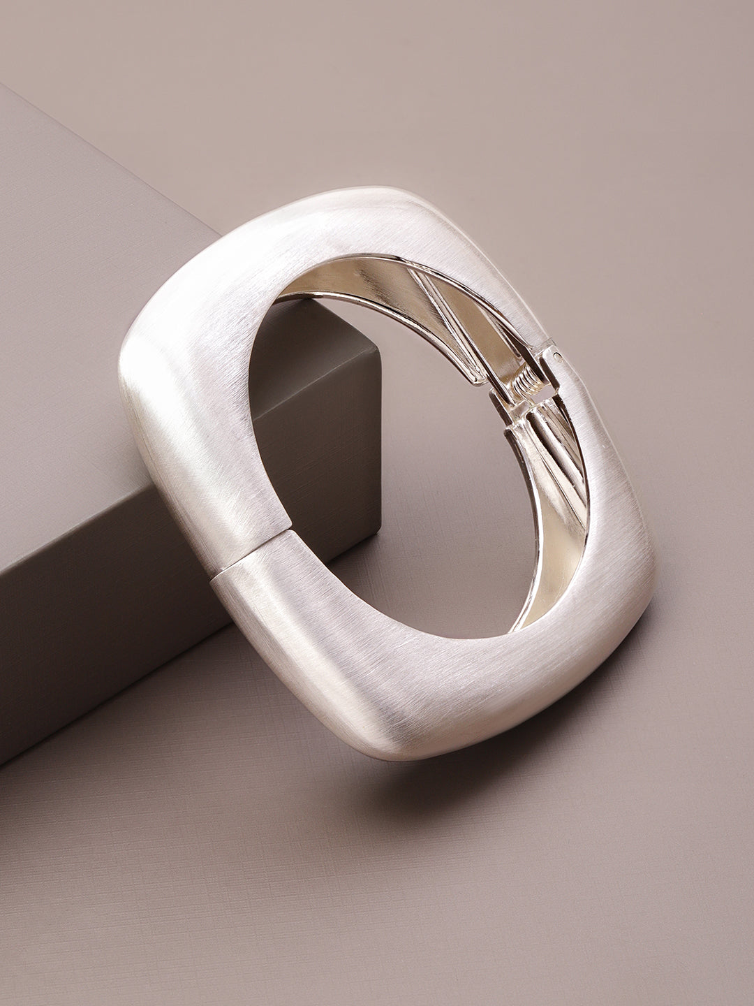 White Geometric Modern Bold Bracelet フリーサイズ