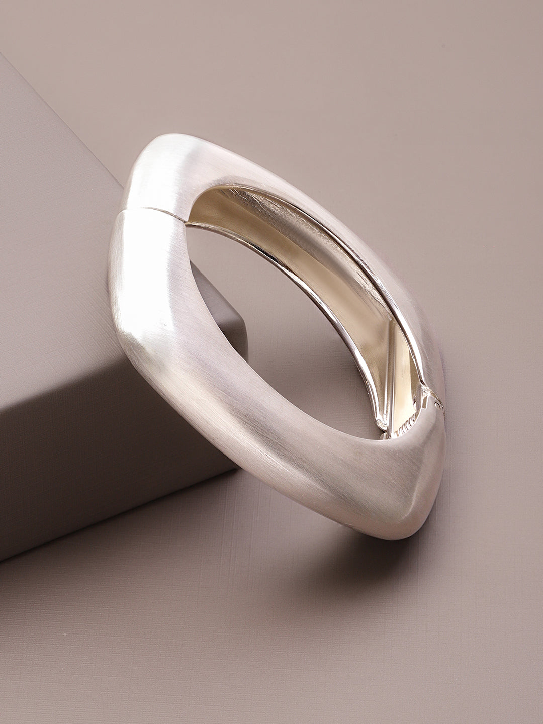 White Geometric Modern Bold Bracelet フリーサイズ