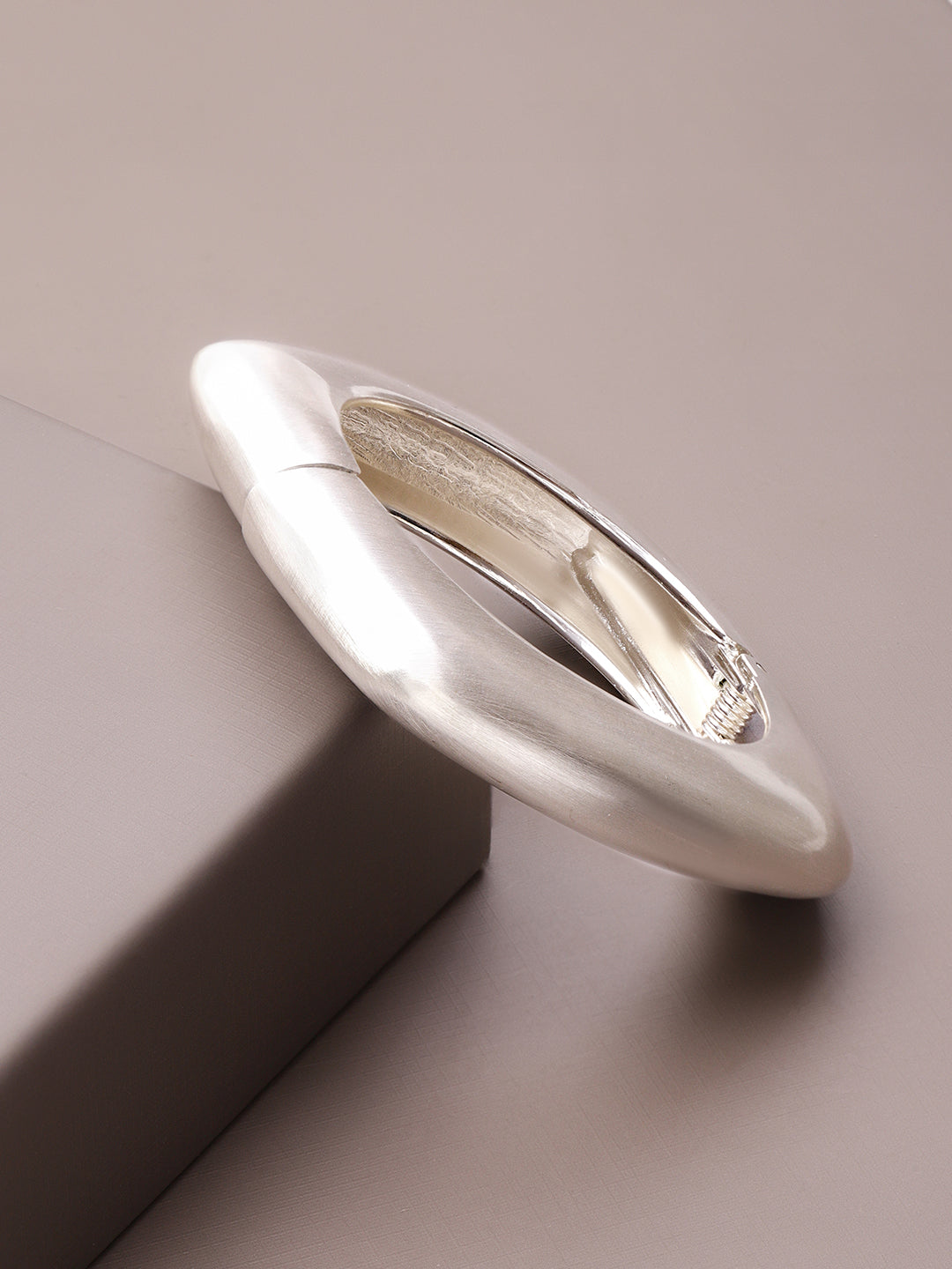 White Geometric Modern Bold Bracelet フリーサイズ