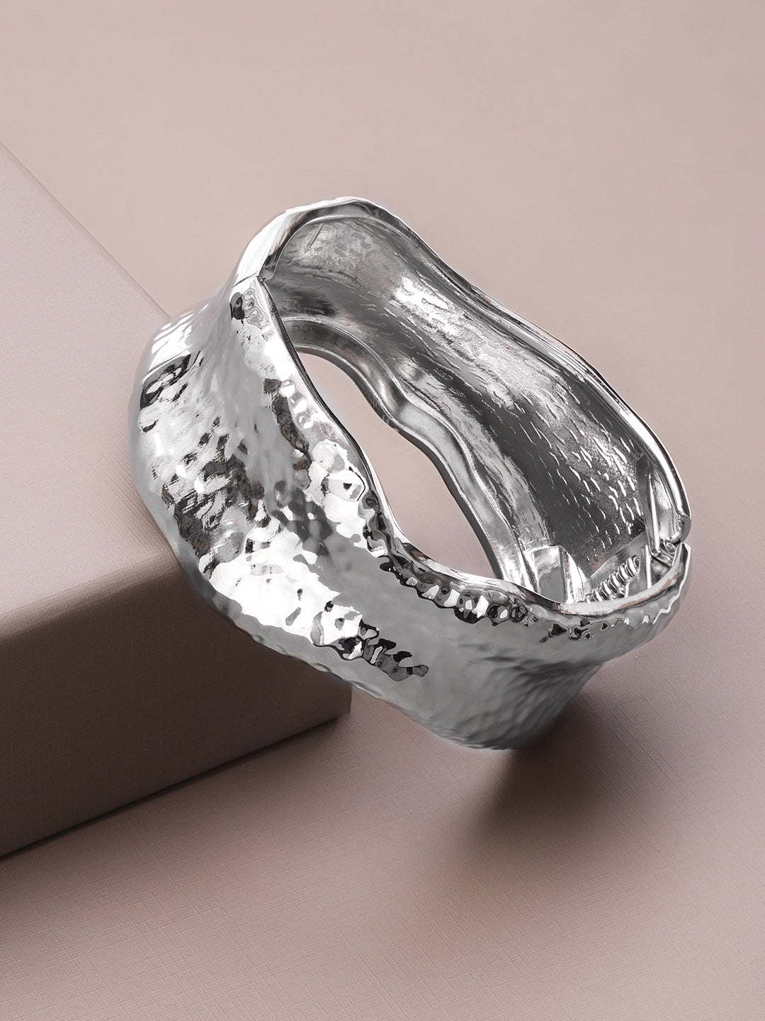 Silver Toned Hammered Chunky Bracelet フリーサイズ