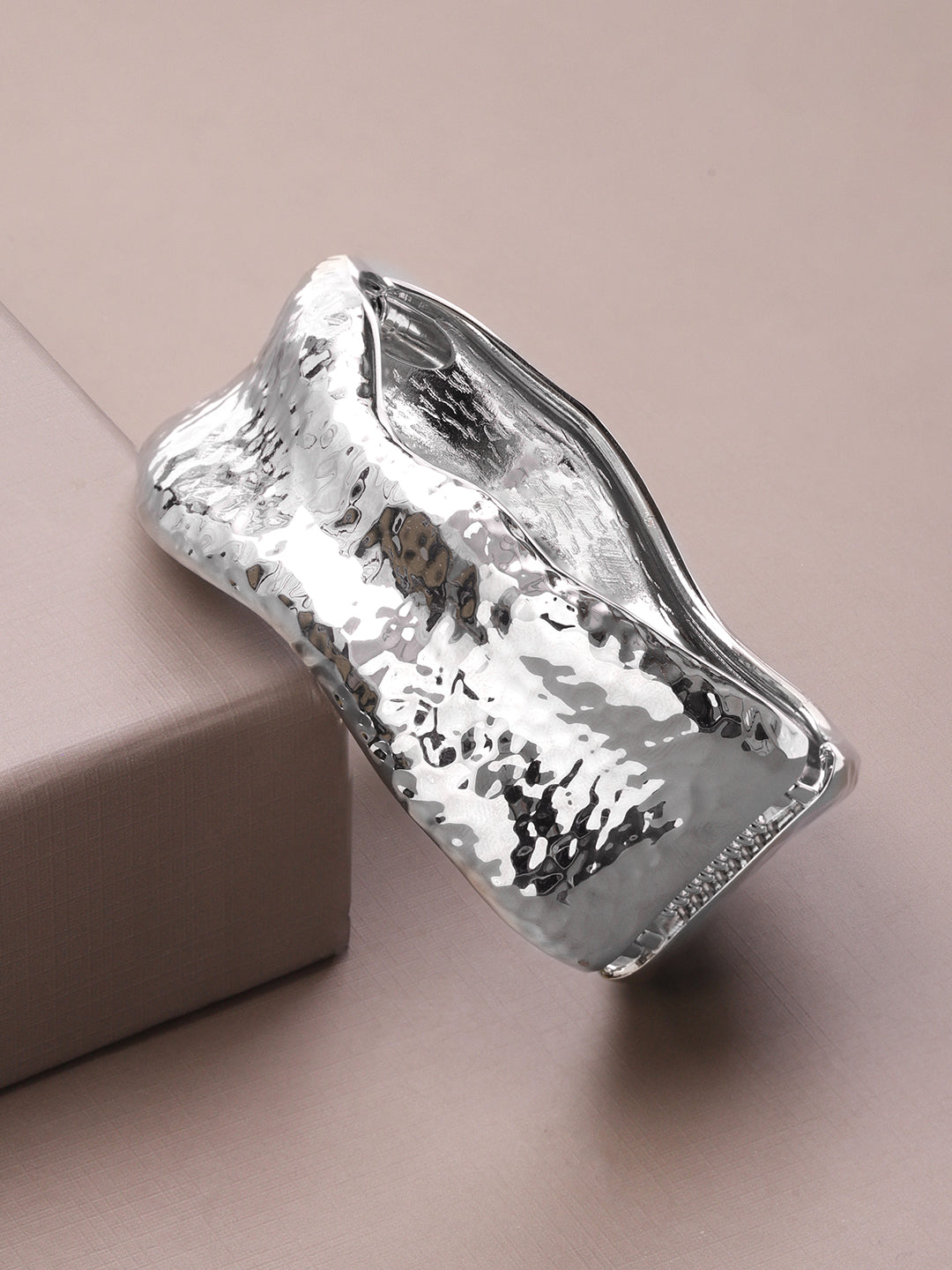 Silver Toned Hammered Chunky Bracelet フリーサイズ