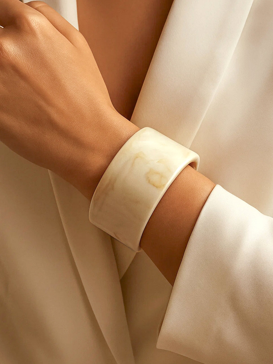 Marble Finish White Resin Bracelet フリーサイズ