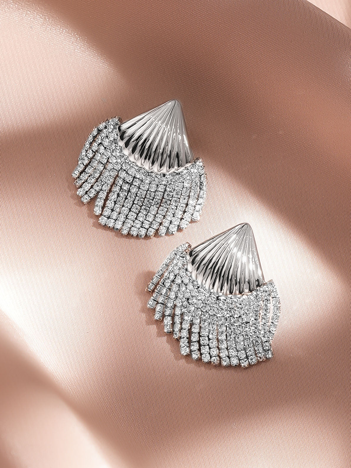 Rubans Rhodium-Plated Shell Motif White Crystal AD Studded Statement Earrings フリーサイズ