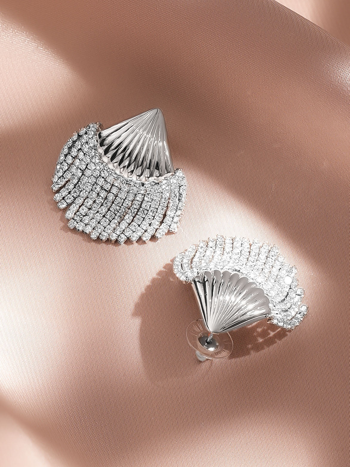 Rubans Rhodium-Plated Shell Motif White Crystal AD Studded Statement Earrings フリーサイズ