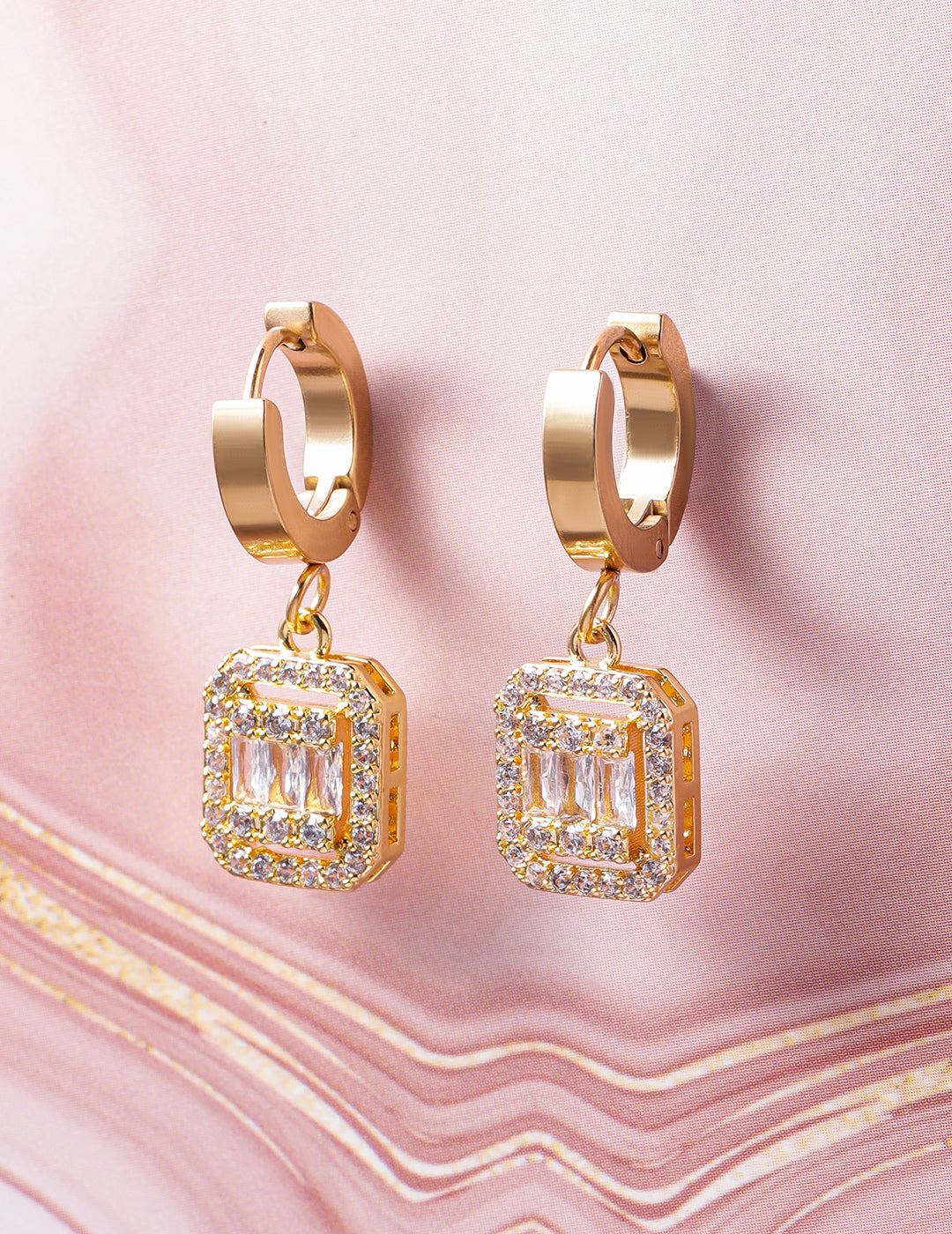 【Rubans】 American Diamond Zirconia Gold Toned Drop Earrings｜ゴールドメッキ ステンレススチール スクエア クリスタル ドロップイヤリング