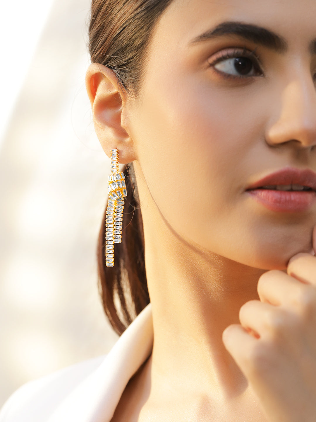 White Crystal Studded Gold Knot Dangler Earrings フリーサイズ
