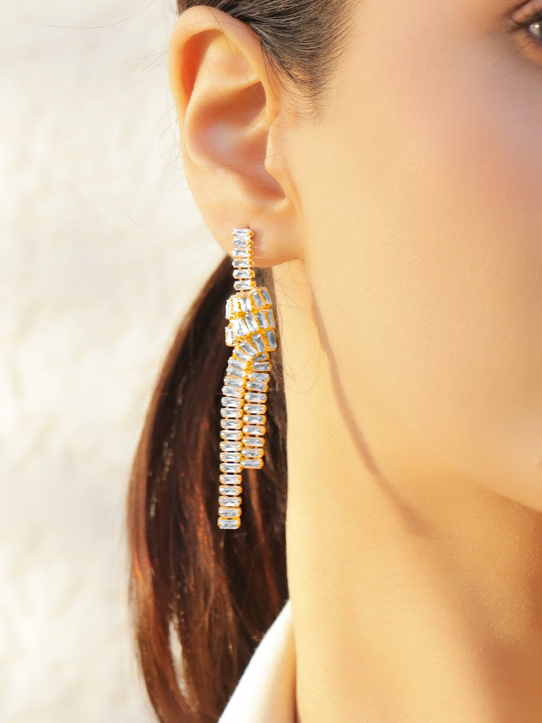 White Crystal Studded Gold Knot Dangler Earrings フリーサイズ