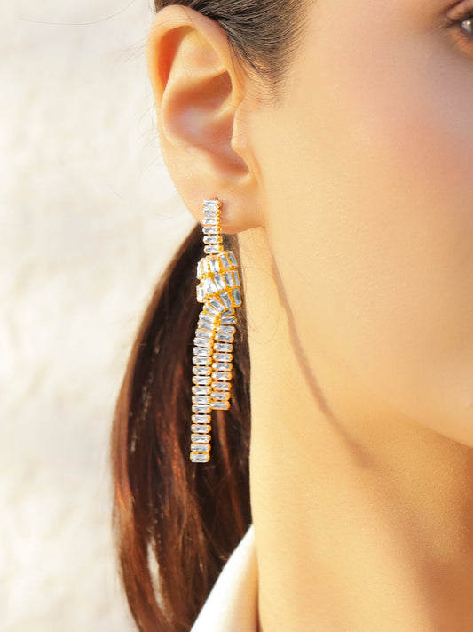 White Crystal Studded Gold Knot Dangler Earrings フリーサイズ