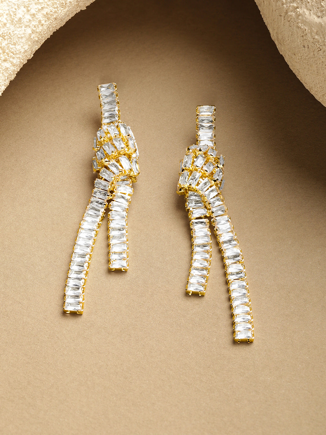 White Crystal Studded Gold Knot Dangler Earrings フリーサイズ