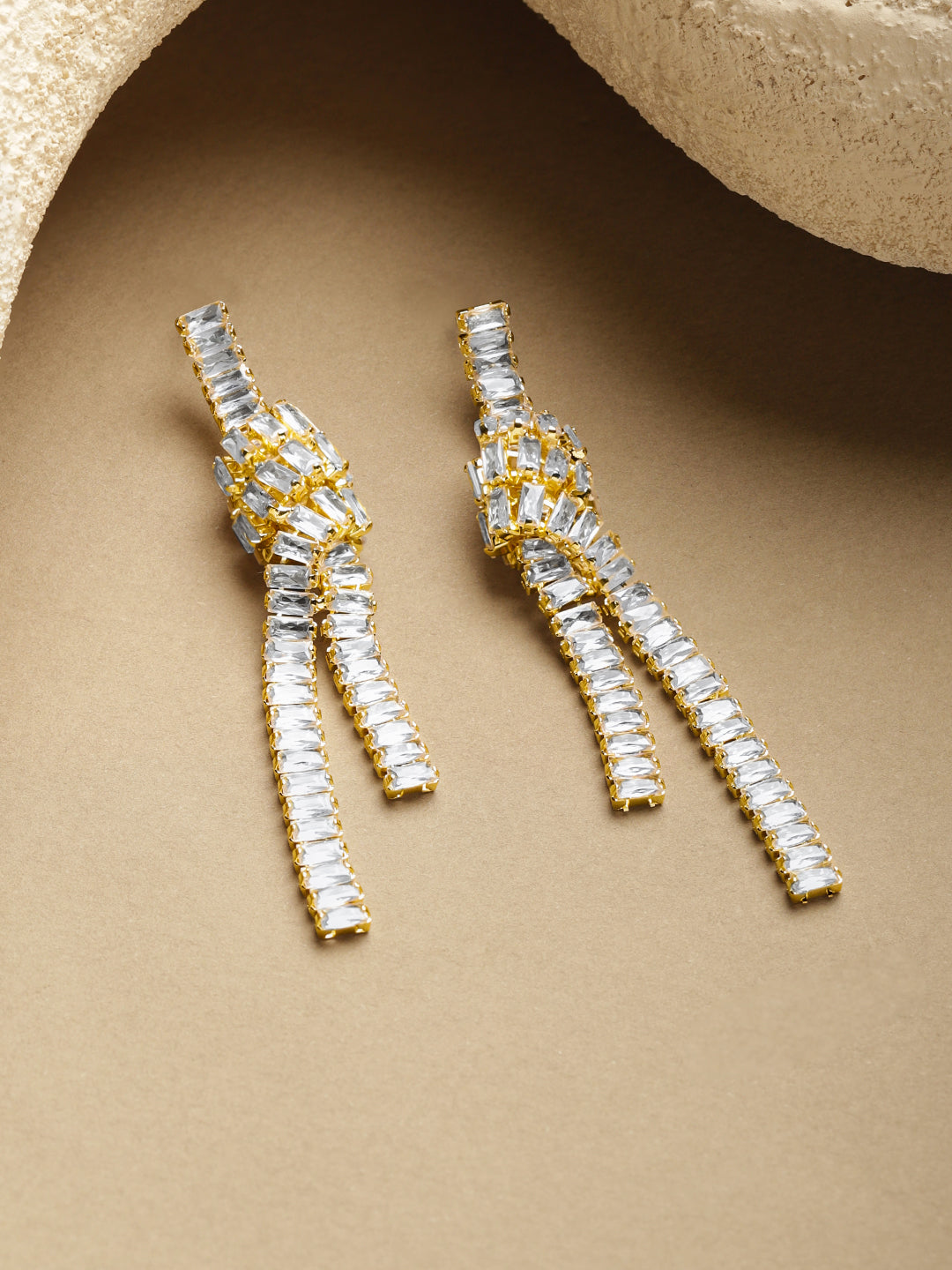 White Crystal Studded Gold Knot Dangler Earrings フリーサイズ