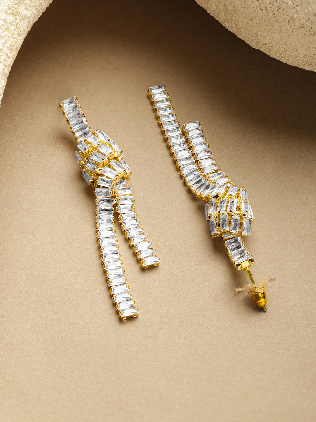 White Crystal Studded Gold Knot Dangler Earrings フリーサイズ