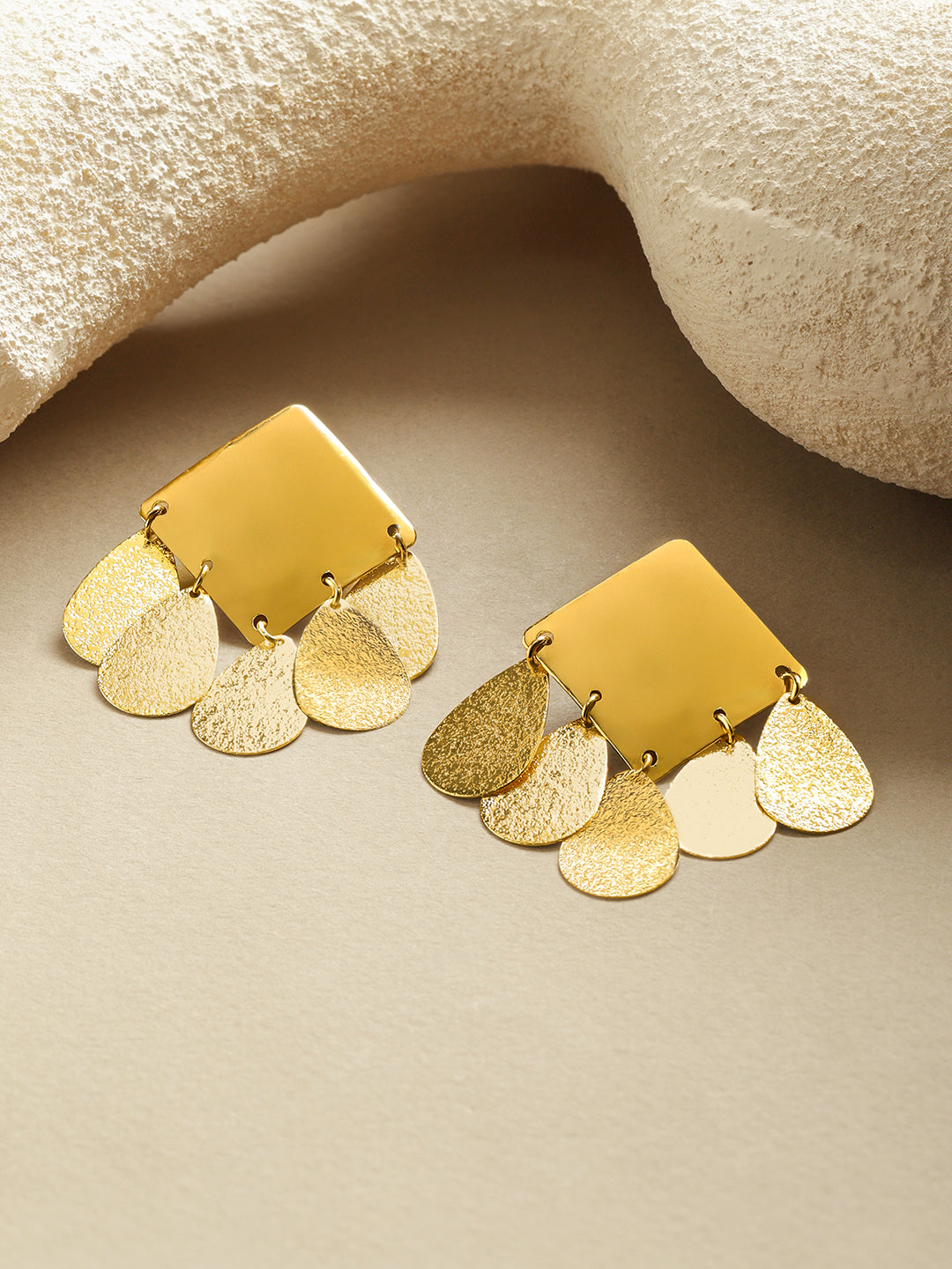 Gold Toned Leaf Drop Earrings フリーサイズ