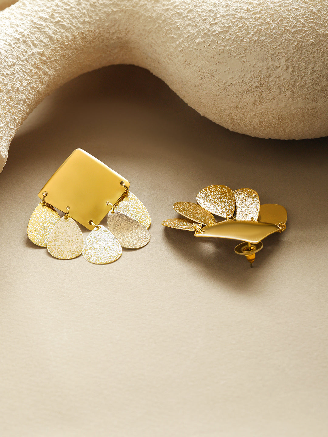 Gold Toned Leaf Drop Earrings フリーサイズ