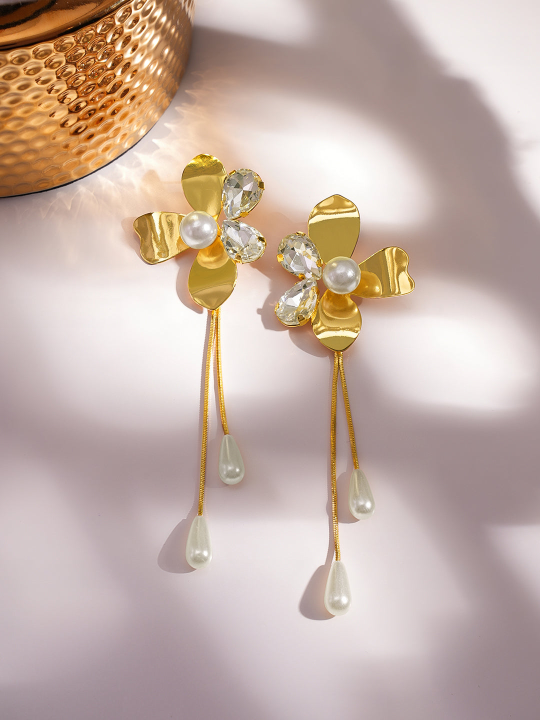 Gold & White Dangler Earrings フリーサイズ