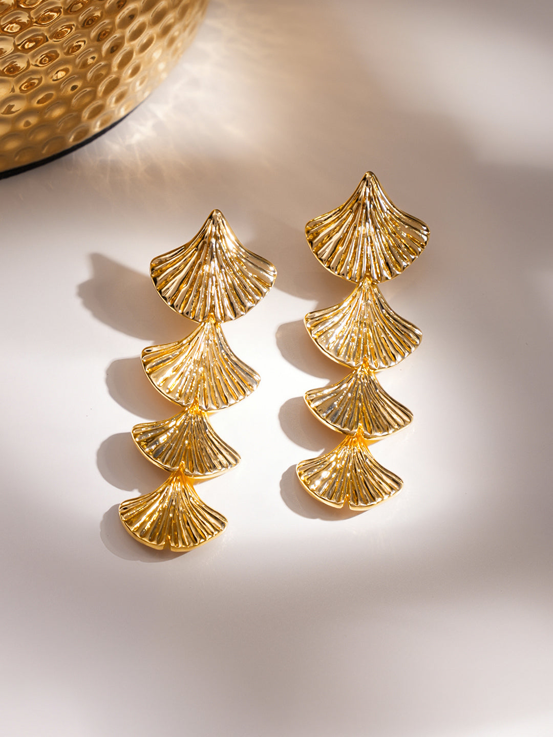 【Rubans】 Gold Toned Shell Motif Dangler Earrings｜ゴールドトーン シェルモチーフ ダングラーイヤリング