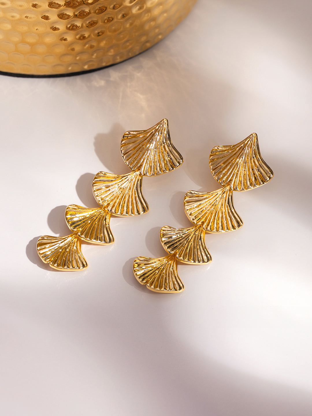 【Rubans】 Gold Toned Shell Motif Dangler Earrings｜ゴールドトーン シェルモチーフ ダングラーイヤリング