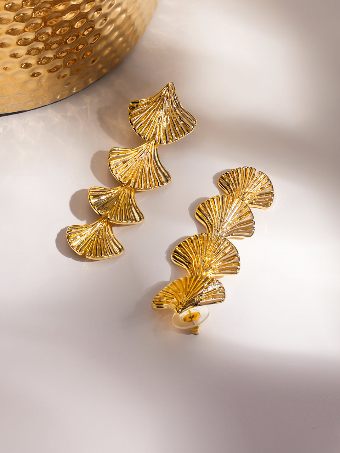 【Rubans】 Gold Toned Shell Motif Dangler Earrings｜ゴールドトーン シェルモチーフ ダングラーイヤリング