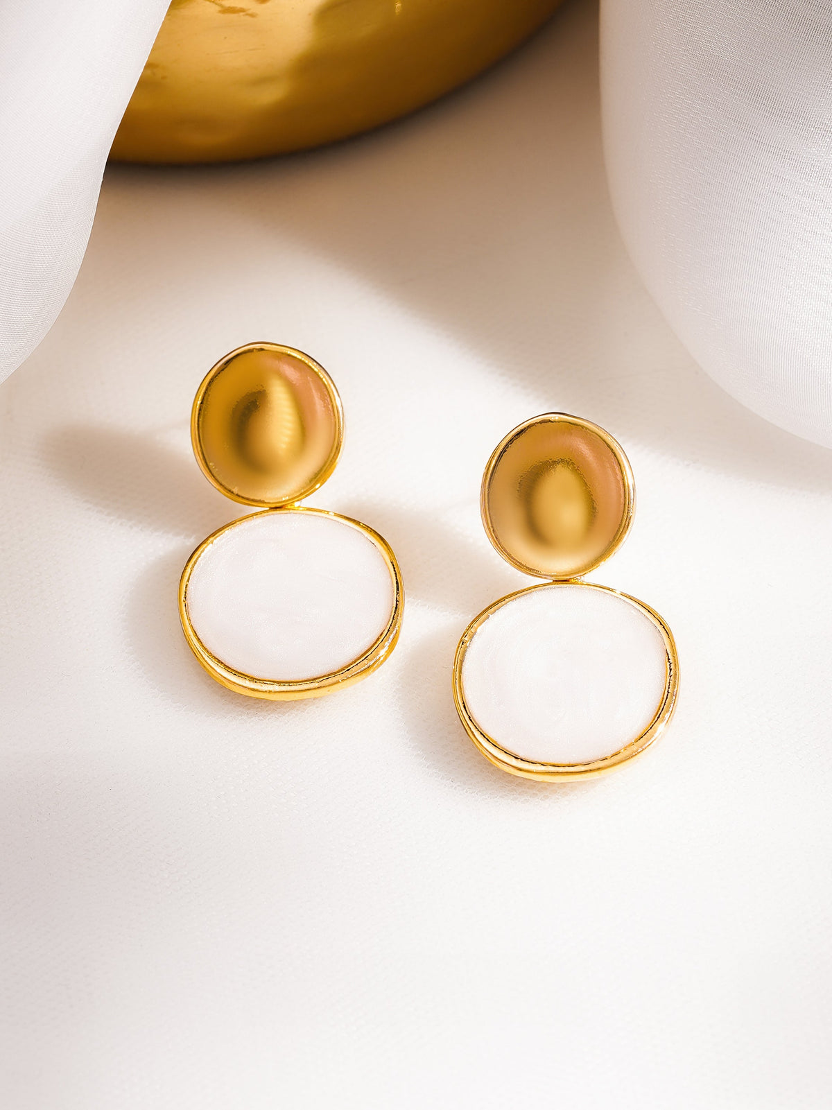 Minimal White Glow Drop Earrings フリーサイズ