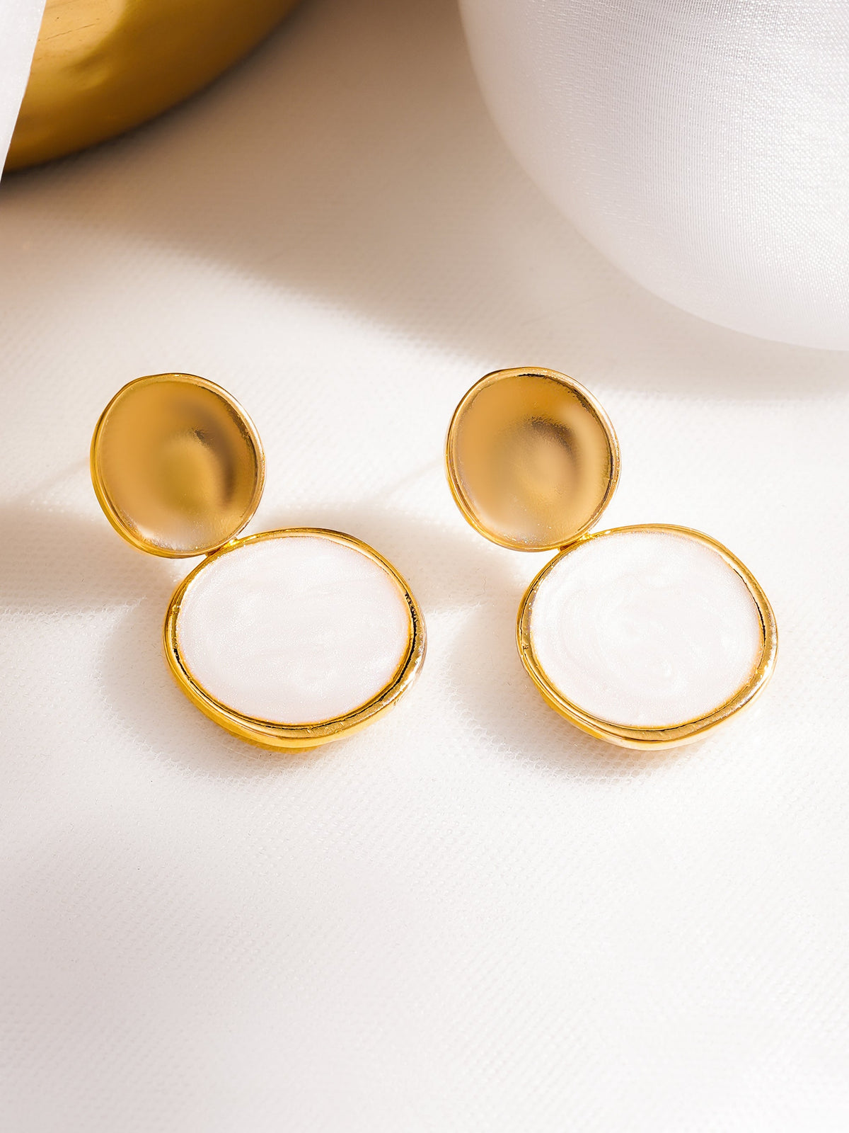 Minimal White Glow Drop Earrings フリーサイズ